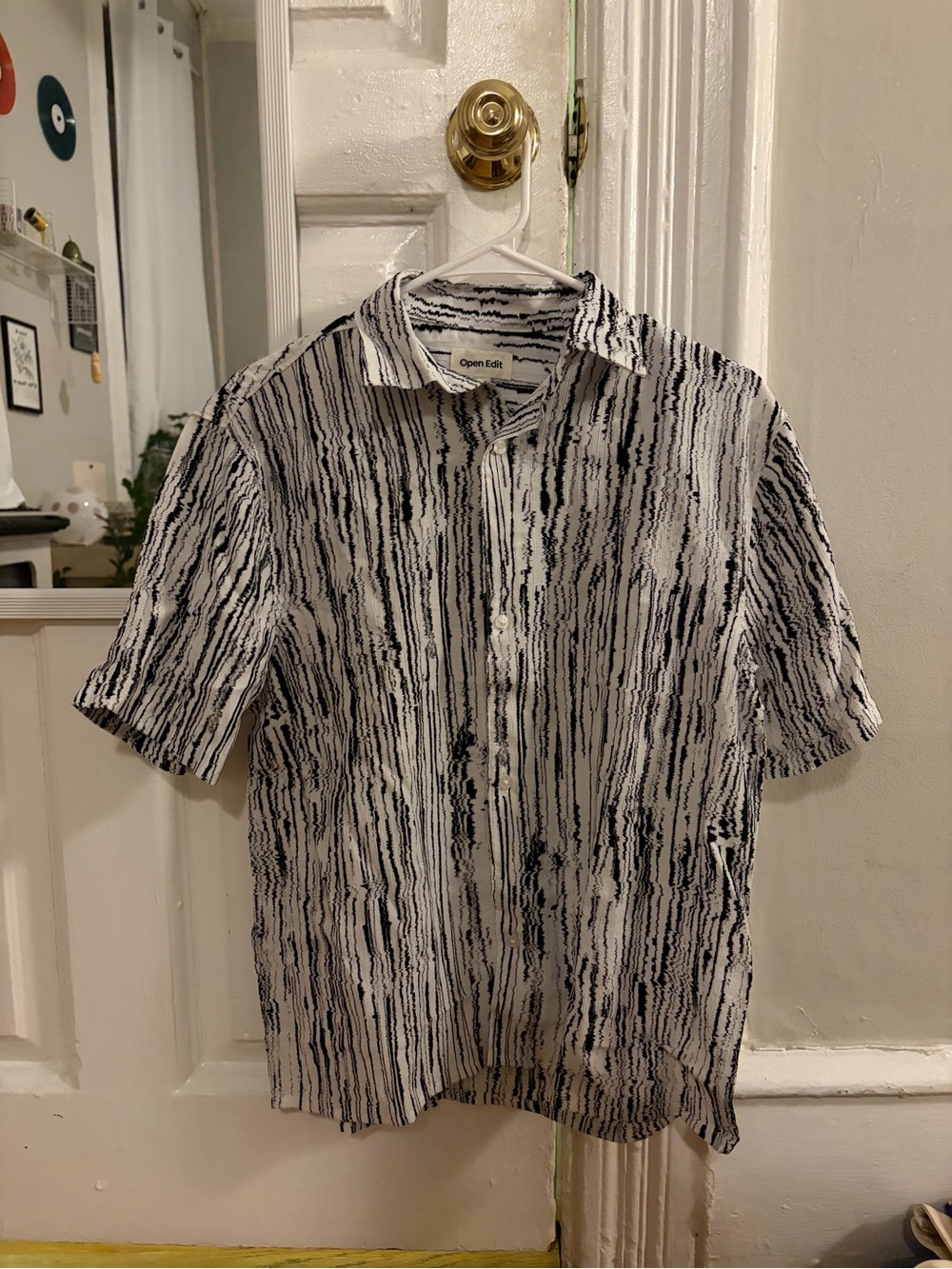 Men’s Short-Sleeve Button-Up Shirt in Abstract Stripe